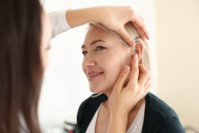Восстановить слух поможет подбор слухового аппарата.